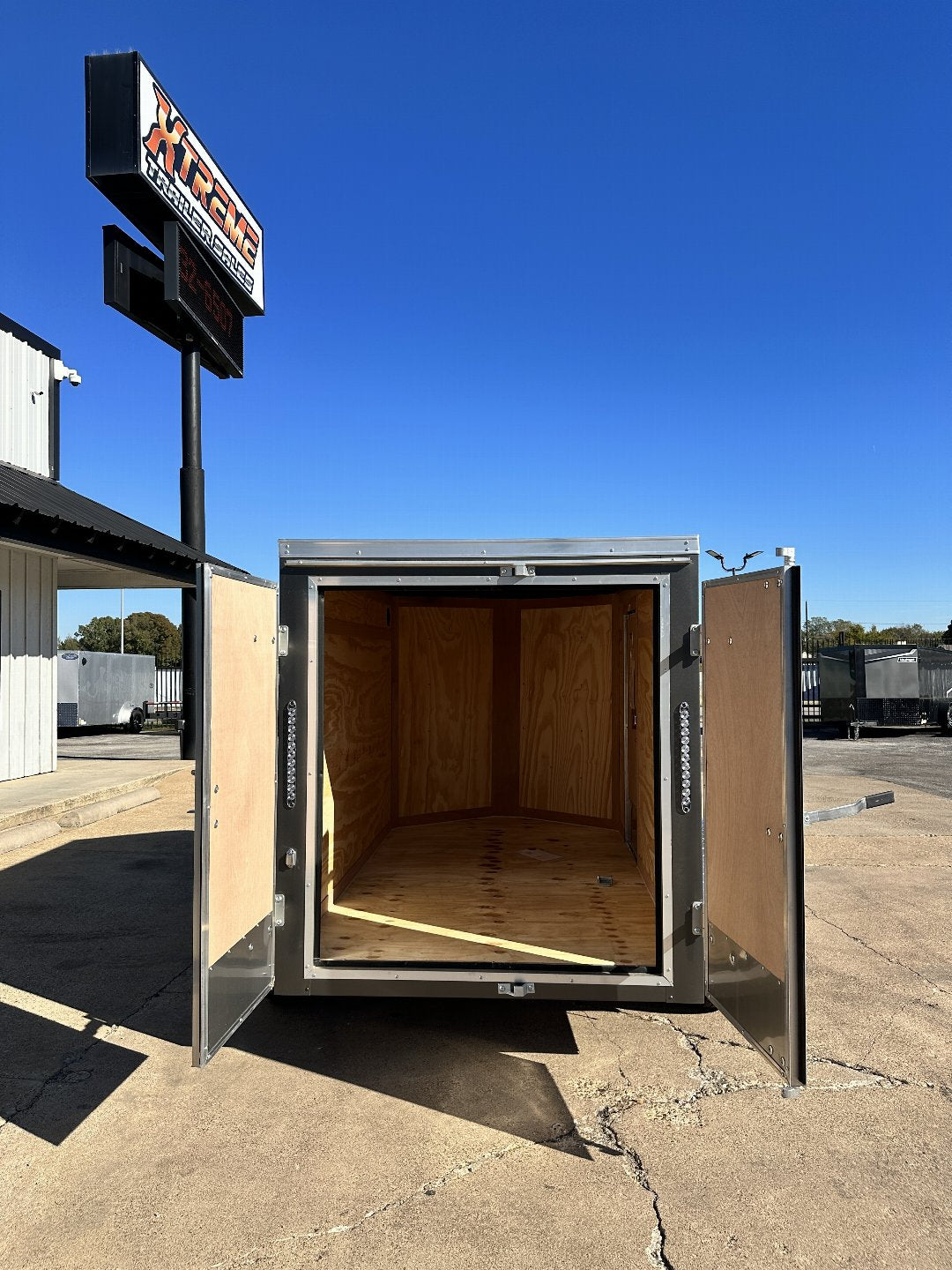 5X8 SINGLE AXLE BARN DOORS CONTINENTAL CARGO / ENCLOSED TRAILER